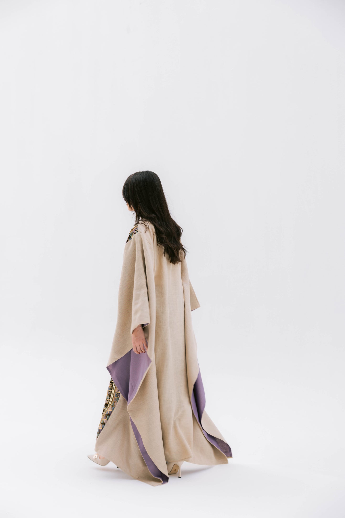 دليلي احتار Abaya